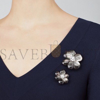 VAN CLEEF ARPELS ROSE DE NOËL CLIP, MEDIUM MODEL - WHITE GOLD, DIAMOND, MOTHER-OF-PEARL  VCARA53300